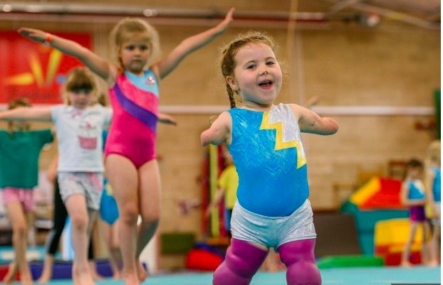 Bé gái mất tứ chi khiến cả thế giới ngả mũ khâm phục be gai mat tu chi khien ca the gioi nga mu kham phuc