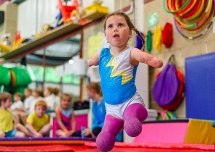 Bé gái mất tứ chi khiến cả thế giới ngả mũ khâm phục