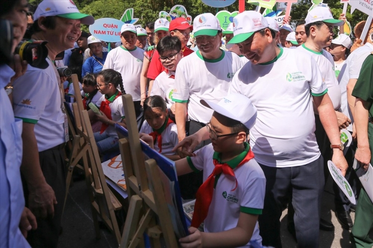 Thủ tướng đi bộ kêu gọi người dân chung tay chống rác thải nhựa thu tuong di bo keu goi nguoi dan chung tay chong rac thai nhua