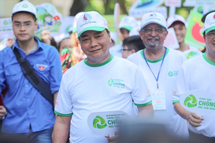Thủ tướng đi bộ kêu gọi người dân chung tay chống rác thải nhựa thu tuong di bo keu goi nguoi dan chung tay chong rac thai nhua