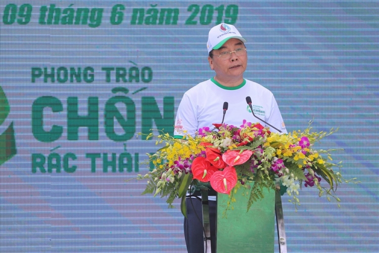 Thủ tướng đi bộ kêu gọi người dân chung tay chống rác thải nhựa thu tuong di bo keu goi nguoi dan chung tay chong rac thai nhua