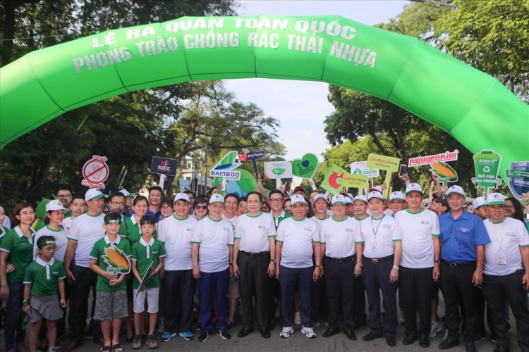 Thủ tướng đi bộ kêu gọi người dân chung tay chống rác thải nhựa thu tuong di bo keu goi nguoi dan chung tay chong rac thai nhua