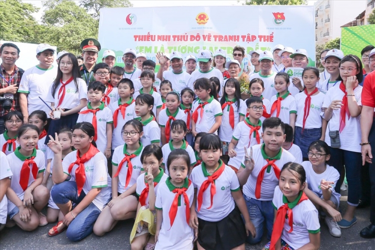 Thủ tướng đi bộ kêu gọi người dân chung tay chống rác thải nhựa thu tuong di bo keu goi nguoi dan chung tay chong rac thai nhua