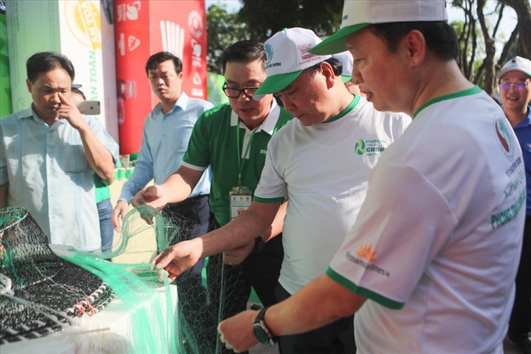 Thủ tướng đi bộ kêu gọi người dân chung tay chống rác thải nhựa thu tuong di bo keu goi nguoi dan chung tay chong rac thai nhua