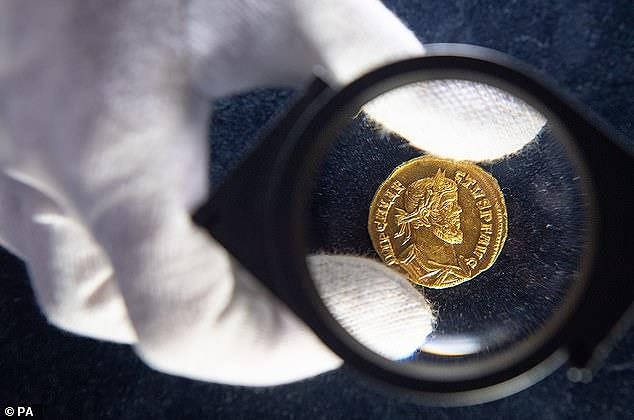 Cày xới cánh đồng, vớ được đồng xu giá gần hai chục tỷ cay xoi canh dong vo duoc dong xu gia gan hai chuc ty