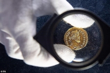 Cày xới cánh đồng, vớ được đồng xu giá gần hai chục tỷ