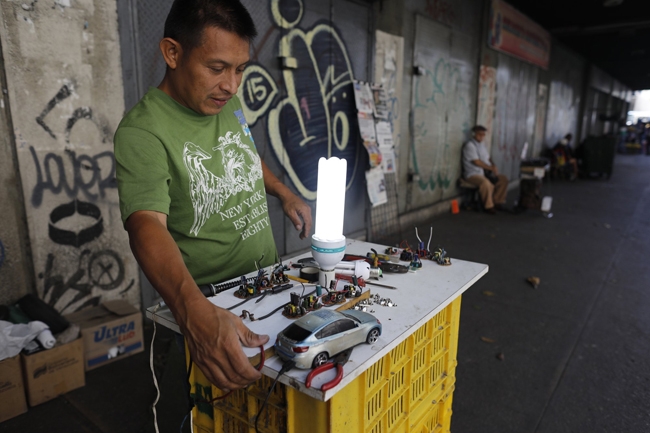 lam canh kho khan nguoi dan venezuela tich cuc dung do tai che