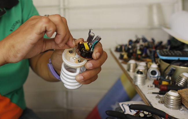 lam canh kho khan nguoi dan venezuela tich cuc dung do tai che