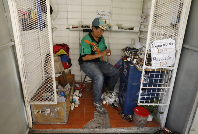 lam canh kho khan nguoi dan venezuela tich cuc dung do tai che