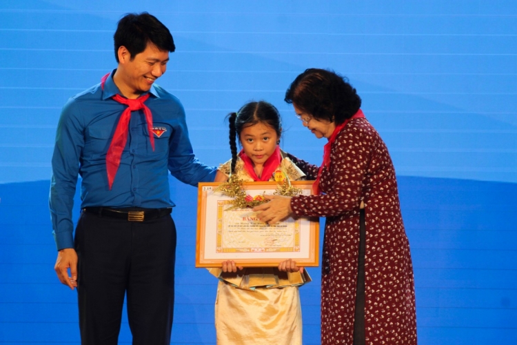 Tuyên dương những tấm gương thiếu nhi vượt khó tuyen duong nhung tam guong thieu nhi vuot kho