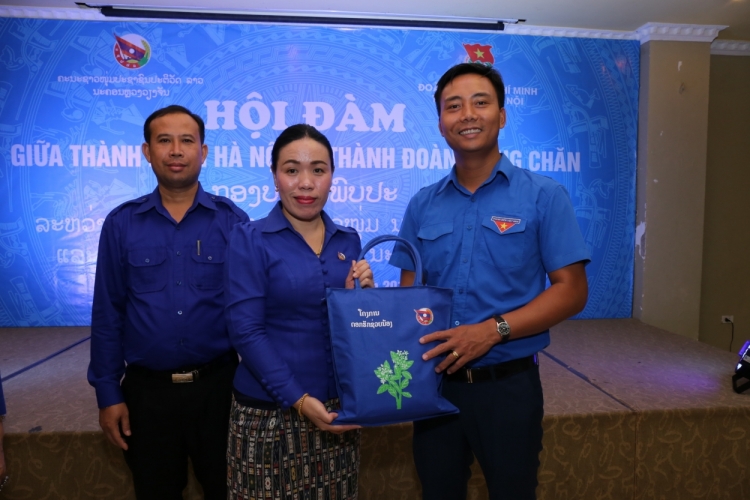 thanh nien ha noi het suc ho tro dong hanh cung tuoi tre vieng chan