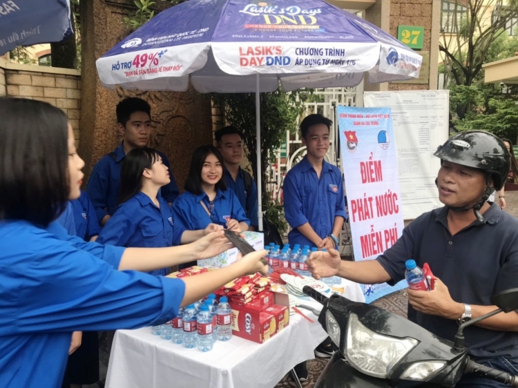 nhung nu cuoi tiep suc si tu