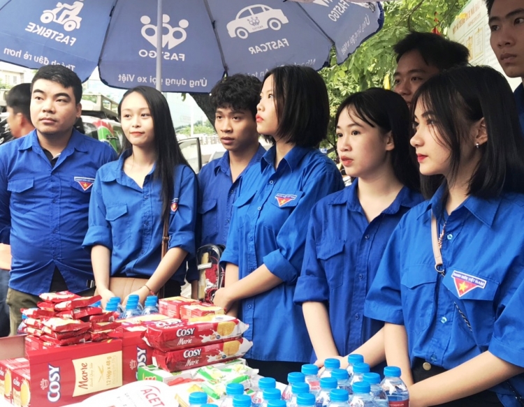 nhung nu cuoi tiep suc si tu