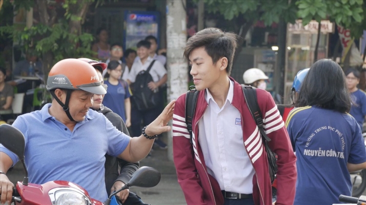 Mẹ luôn ở bên, là hậu phương vững chắc nhất cho con... me luon o ben la hau phuong vung chac nhat cho con