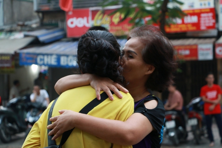 Mẹ luôn ở bên, là hậu phương vững chắc nhất cho con... me luon o ben la hau phuong vung chac nhat cho con