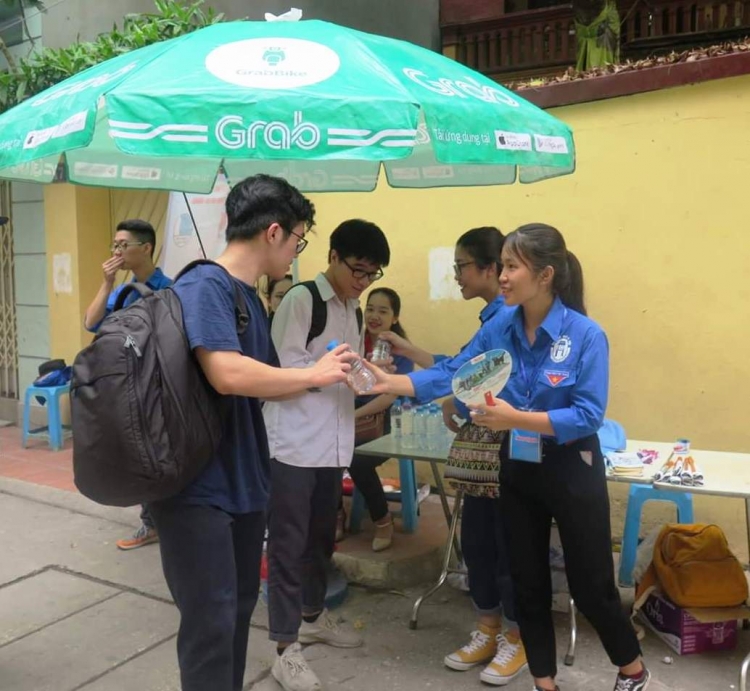 khi khoac len minh ao xanh trach nhiem cua tuoi tre la cong hien