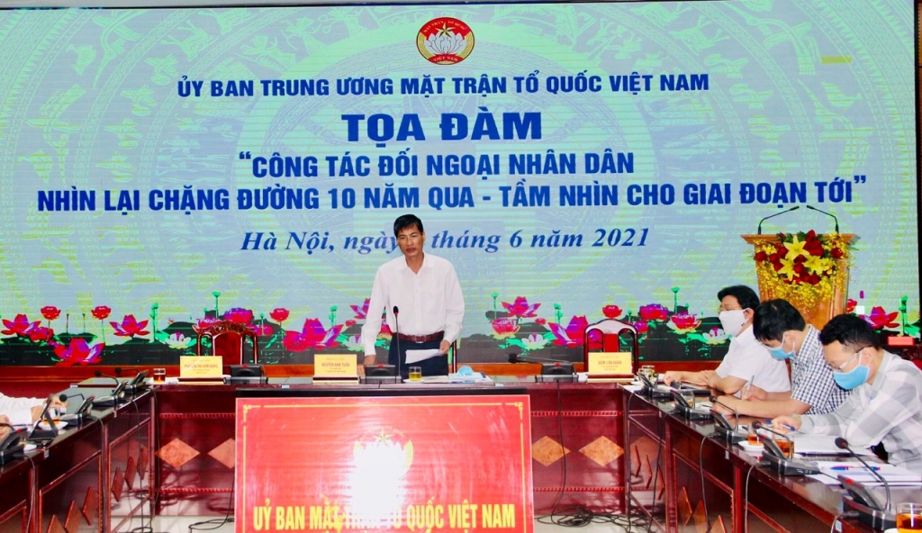 Phó Chủ tịch Thường trực Ủy ban MTTQ Việt Nam TP Hà Nội Nguyễn Anh Tuấn trình bày tham luận tại buổi Tọa đàm