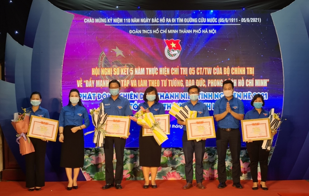 Lãnh đạo Thành đoàn Hà Nội trao bằng khen cho 5 cá nhân tiêu biểu Thanh niên học tập, làm theo lời Bác