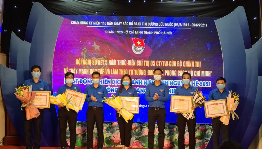 Lãnh đạo Thành đoàn Hà Nội tặng bằng khen cho 5 tập thể tiêu biểu thanh niên học tập, làm theo lời Bác