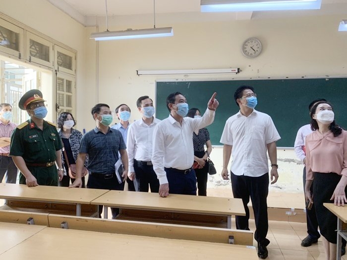 Phó Chủ tịch Thường trực UBND TP Lê Hồng Sơn kiểm tra phòng thi tại Trường THPT chuyên Nguyễn Huệ