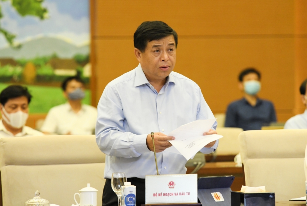 Bộ trưởng Bộ Kế hoạch và đầu tư Nguyễn Chí Dũng báo cáo tại phiên họp Ủy ban Thường vụ Quốc hội