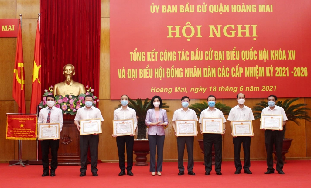 Phó Chủ tịch HĐND Thành phố Phùng Thị Hồng Hà trao Bằng khen của Thành phố cho các tập thể, cá nhân