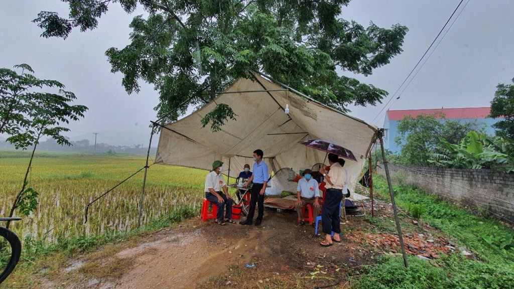 Chiếc lều dựng tạm khi tác nghiệp của phóng viên Vũ  n (báo Tiền phong) và Kiên Trung (báo Vietnamnet)
