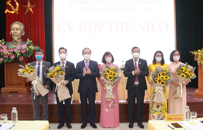 Đồng chí Nguyễn Ngọc Tuấn tặng hoa chúc mừng các chức danh HĐND quận Hoàn Kiếm khóa XX