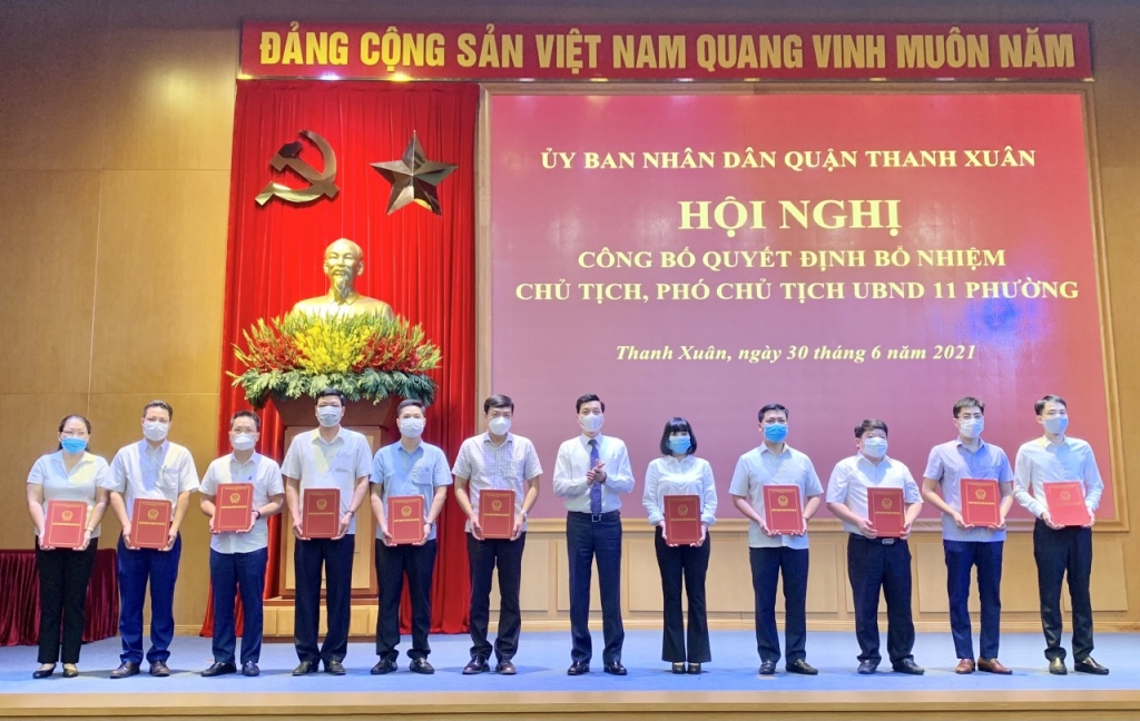Bí thư Quận ủy Thanh Xuân Nguyễn Việt Hà trao quyết định bổ nhiệm 11 Chủ tịch phường