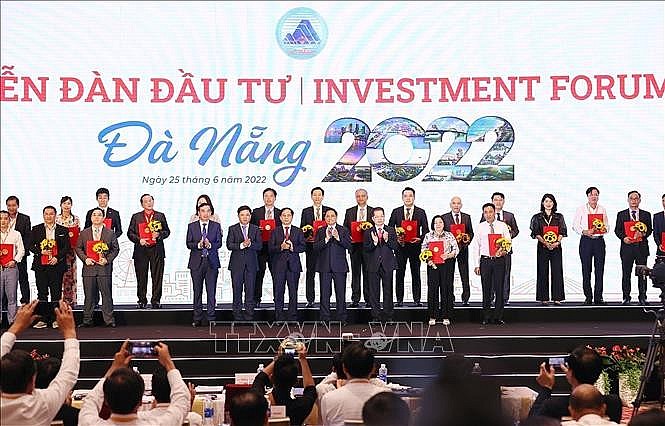 Thủ tướng Phạm Minh Chính chứng kiến lãnh đạo thành phố Đà Nẵng trao chứng nhận đầu tư, chứng nhận nghiên cứu khảo sát cho các doanh nghiệp. Ảnh: Dương Giang/TTXVN