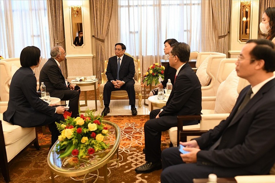 Thủ tướng Phạm Minh Chính trao đổi cùng ông Sandeep Mehta- Chủ tịch Công ty Cảng và Đặc khu kinh tế bên lề Diễn đàn Đầu tư Đà Nẵng 2022.