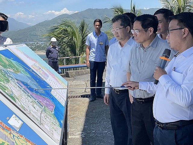 Thủ tướng khảo sát quy hoạch tổng thể cảng Liên Chiểu và kết nối giao thông liên vùng giữa Đà Nẵng và khu vực. Ảnh: VGP