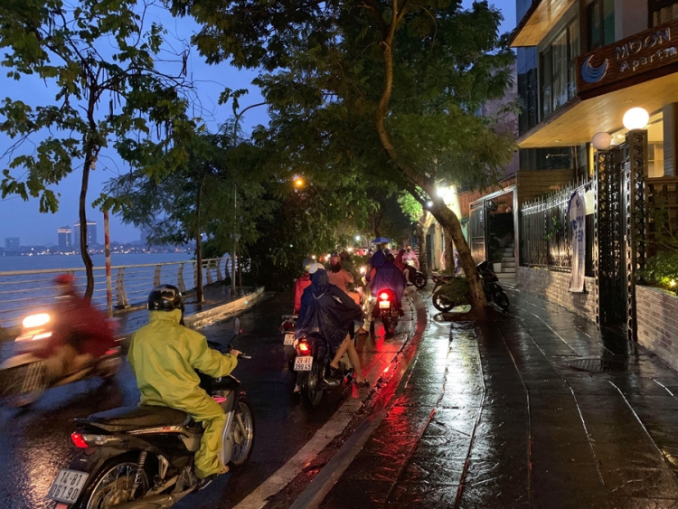 ha noi anh huong bao so 2 cay xanh do va vao 2 phu nu di tren duong