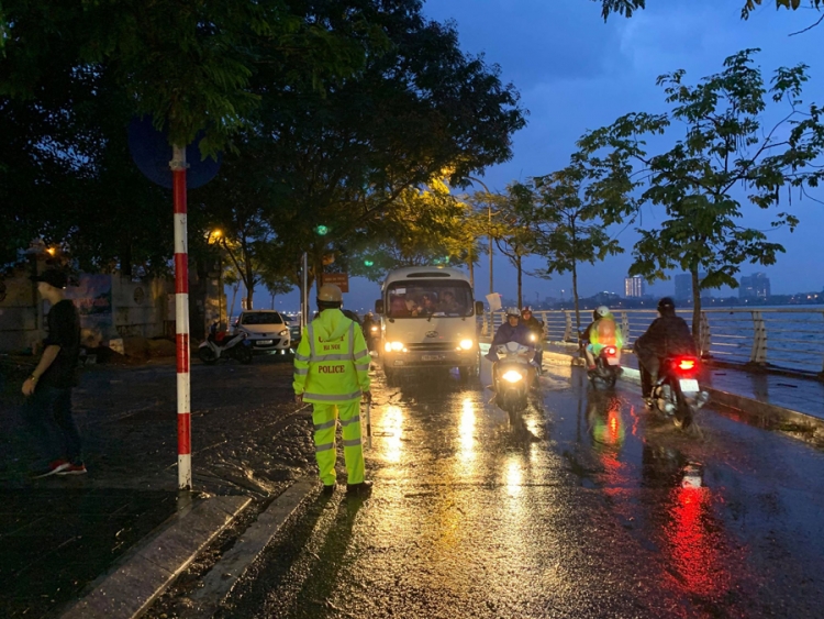 ha noi anh huong bao so 2 cay xanh do va vao 2 phu nu di tren duong