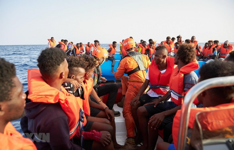 hang chuc nguoi di cu duoc giai cuu o ngoai khoi bo bien libya