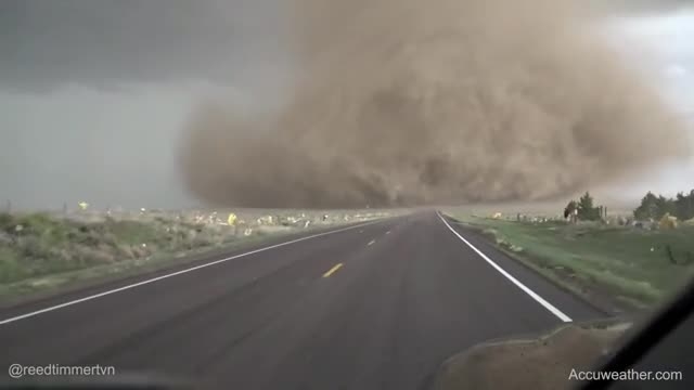 Cận cảnh vòi rồng khổng lồ đáng sợ như phim viễn tưởng