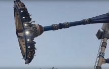 Đu quay cảm giác mạnh gãy trục, toàn bộ người chơi rơi thẳng xuống đất