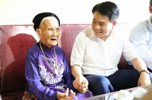 Chủ tịch UBND TP Hà Nội thăm hỏi, tặng quà các gia đình chính sách