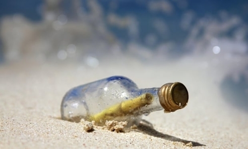 Lá thư trong chai lênh đênh trên biển 50 năm dạt vào bờ ở Australia