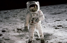 Những khoảnh khắc lịch sử khi loài người đặt chân lên Mặt Trăng 50 năm trước