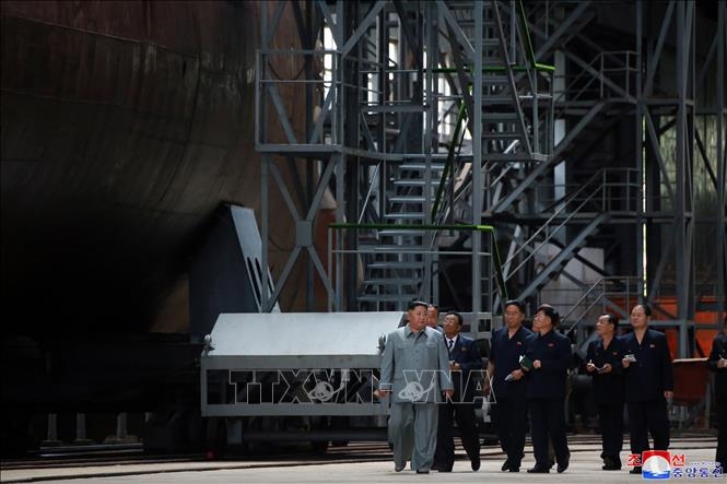 nha lanh dao trieu tien kim jong un thi sat tau ngam moi che tao