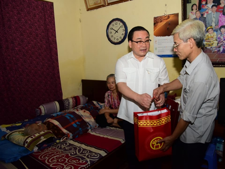 Bí thư Thành ủy Hoàng Trung Hải thăm hỏi, tặng quà gia đình người có công