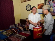 Bí thư Thành ủy Hoàng Trung Hải thăm hỏi, tặng quà gia đình người có công