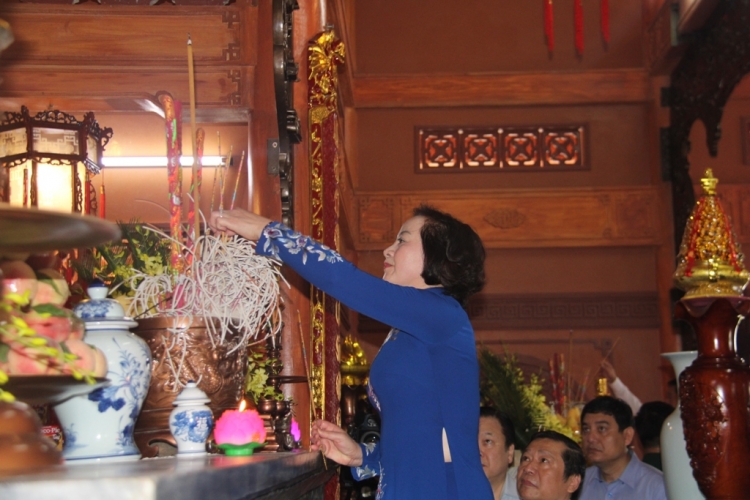 thu tuong thap huong tri an cac anh hung liet si tai yen bai