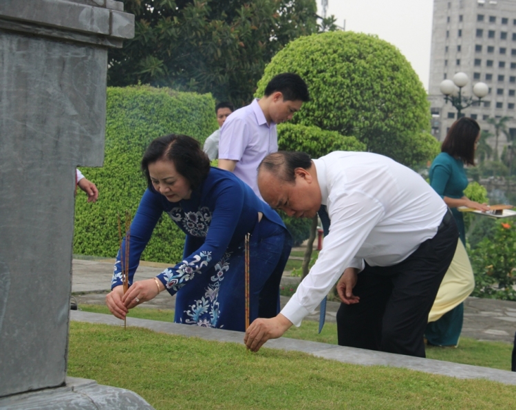 thu tuong thap huong tri an cac anh hung liet si tai yen bai
