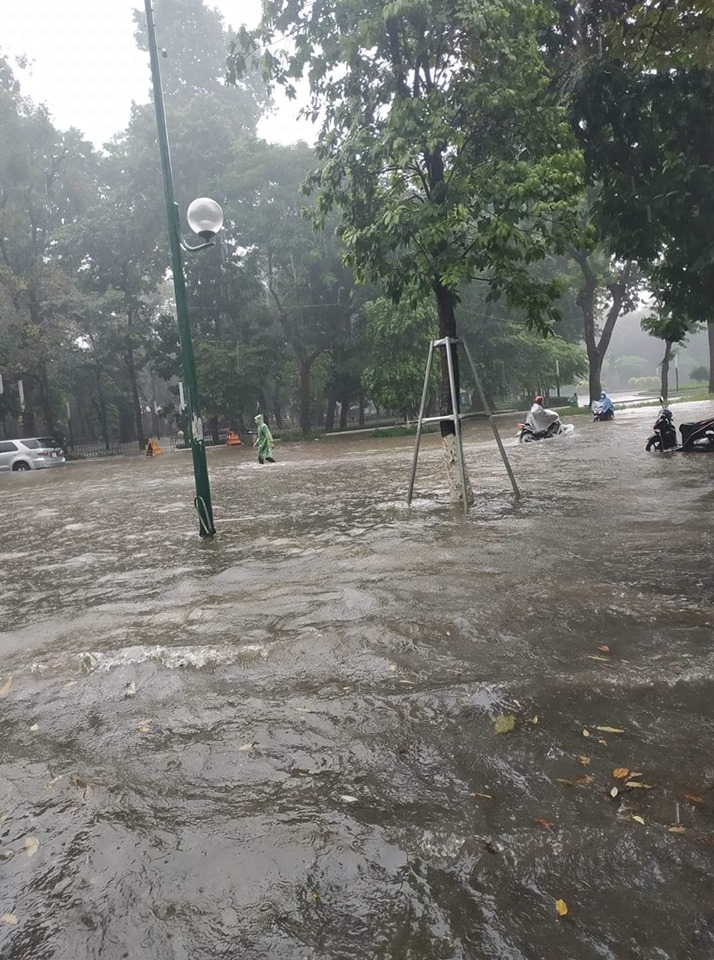 mua lon duong ha noi lai bien thanh song