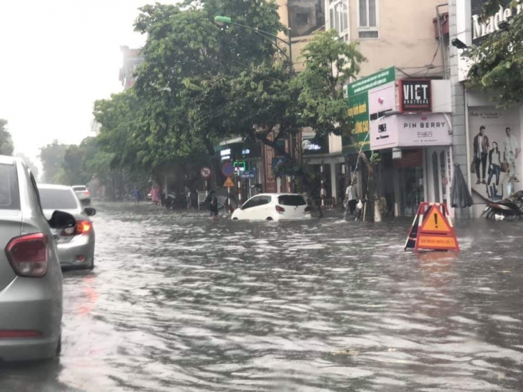 mua lon duong ha noi lai bien thanh song