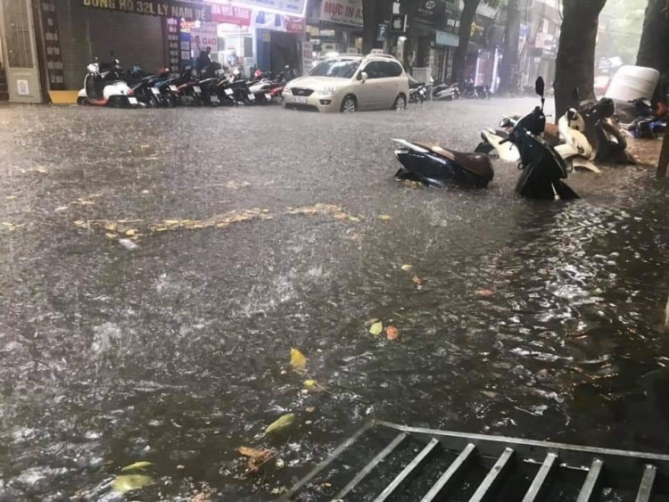 mua lon duong ha noi lai bien thanh song