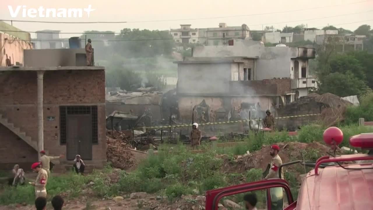[Video] Pakistan: Máy bay rơi xuống khu dân cư khiến 15 người tử vong