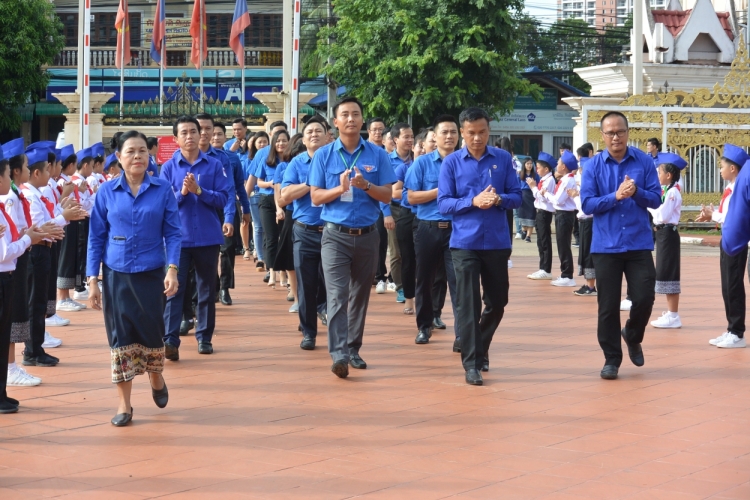 Đoàn tình nguyện Tuổi trẻ Thủ đô dâng hương tại tượng đài cố Chủ tịch Kaysone Phomvihane doan tinh nguyen tuoi tre thu do dang huong tai tuong dai co chu tich kaysone phomvihane